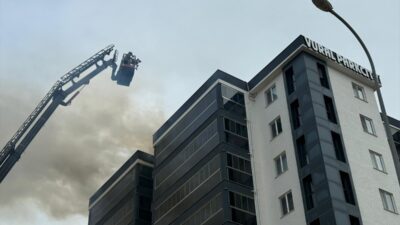 ÇANAKKALE (AA) – Çanakkale'de 9 katlı binanın çatısında çıkan yangın,
