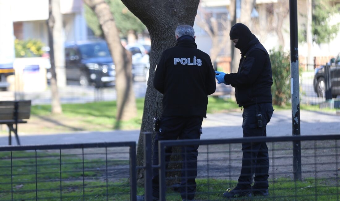 ÇANAKKALE (AA) – Çanakkale'deki bir çocuk parkında patlamamış mühimmat bulundu.