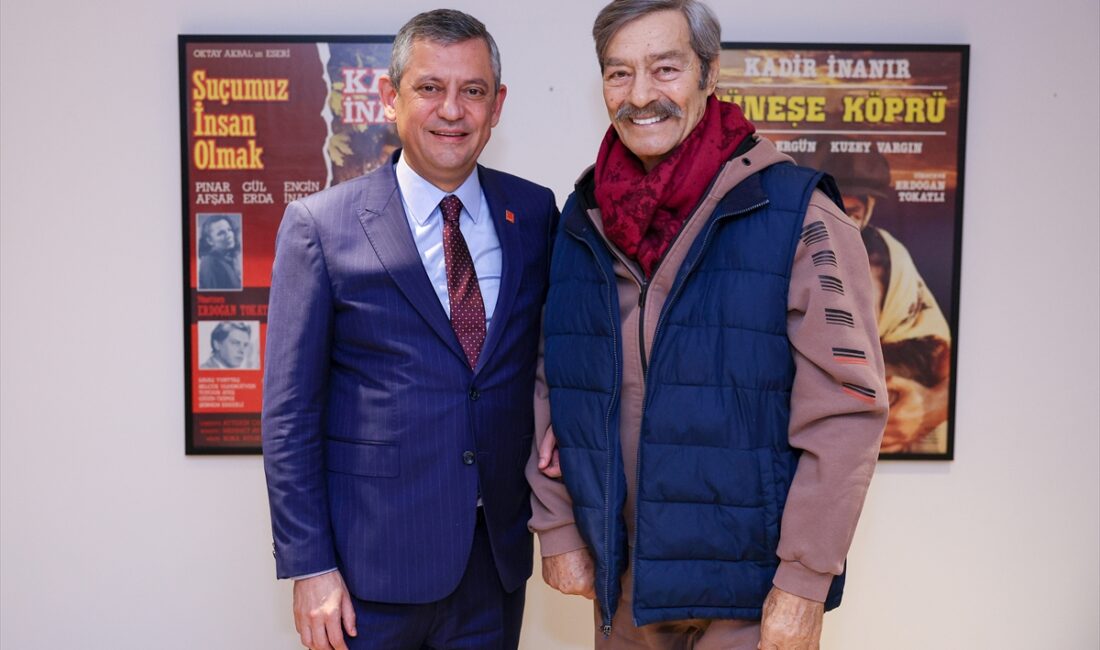 İSTANBUL (AA) – CHP Genel Başkanı Özgür Özel, sanatçı Kadir
