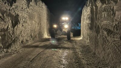 HAKKARİ (AA) – Yoğun kar yağışı nedeniyle farklı noktalarda çığ