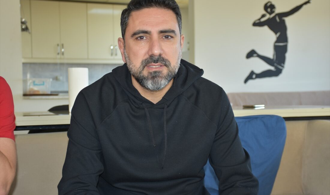 - Takımın antrenörü Behmen Cıvıldak:
- "Git gide borçlarımız artıyor. O