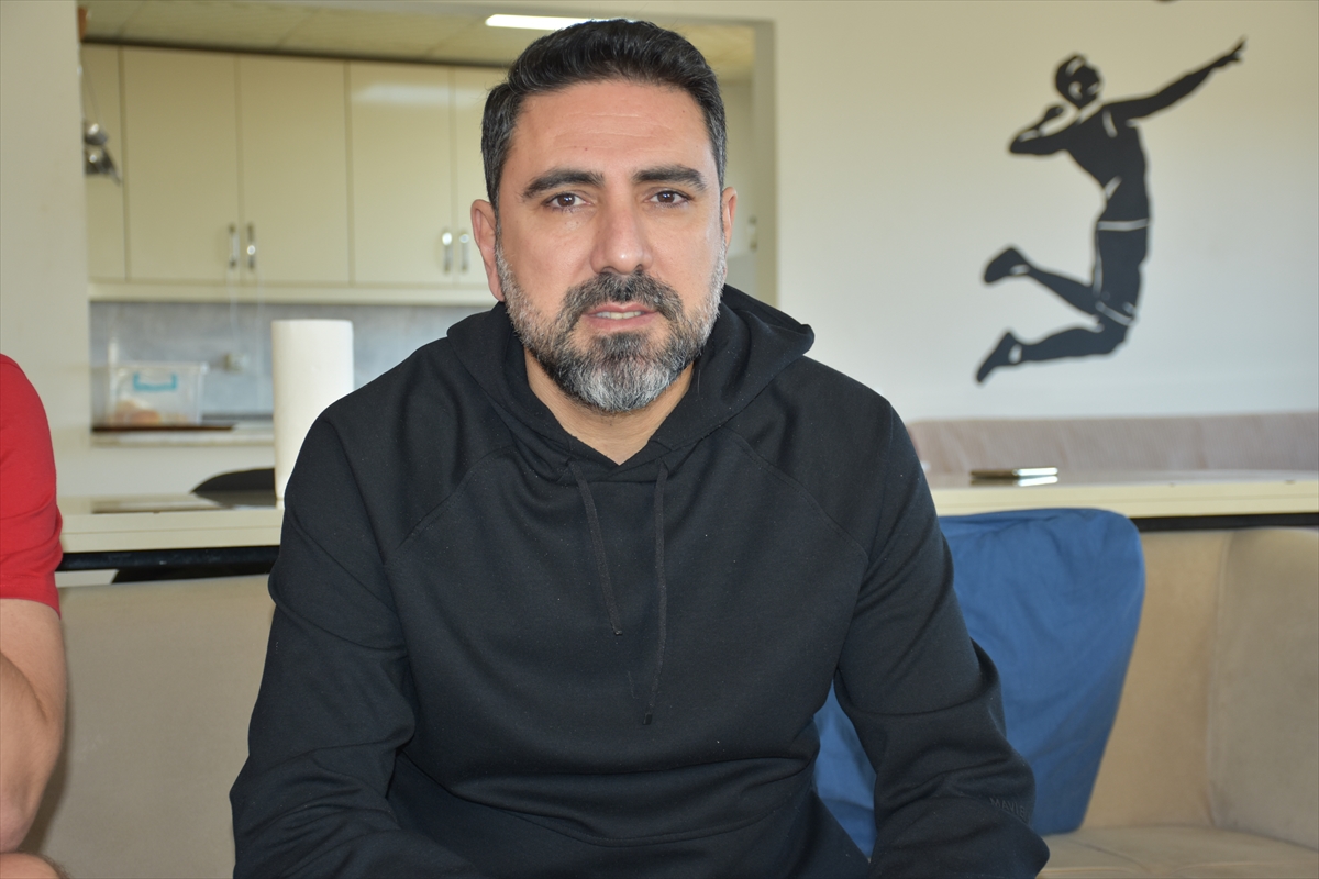 - Takımın antrenörü Behmen Cıvıldak:
- "Git gide borçlarımız artıyor. O
