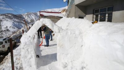 - Adıyaman'ın Çelikhan ilçesinde bir vatandaş, yüksek kar kalınlığından yararlanarak