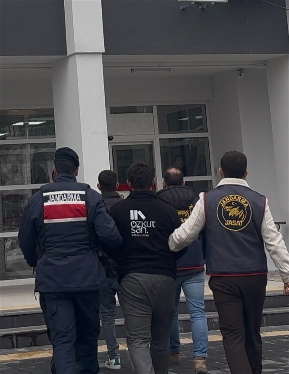 ÇORUM (AA) – Çorum'un Sungurlu ilçesinde 10 evden hırsızlık yaptıkları