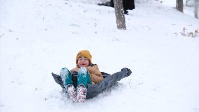 ÇORUM (AA) – Çorum'da vatandaşlar, karın keyfini kartopu oynayarak çıkardı.
