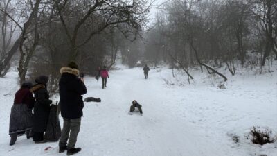ANKARA (AA) – Ankara'nın Çubuk ilçesinde kar yağışıyla beyaza bürünen