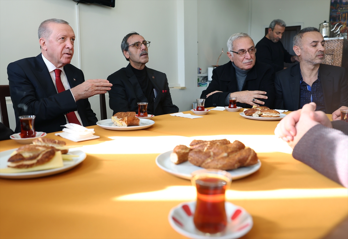 İSTANBUL (AA) – Cumhurbaşkanı Recep Tayyip Erdoğan, Beyoğlu'nda yaptığı bir