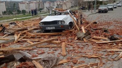 DENİZLİ (AA) – Denizli'de etkili olan şiddetli fırtına hayatı olumsuz