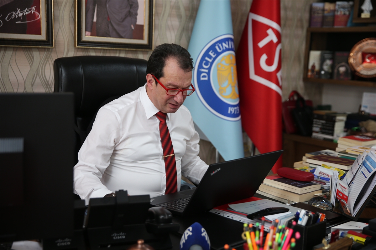 DİYARBAKIR (AA) – Diyarbakır'da Dicle Üniversitesi (DÜ) Rektörü Prof. Dr.