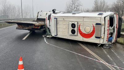 DÜZCE (AA) – Düzce'de ambulansın devrilmesi sonucu 2 kişi yaralandı.
