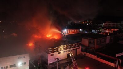 DÜZCE (AA) – Düzce'nin Kaynaşlı ilçesinde strafor fabrikasında çıkan yangına