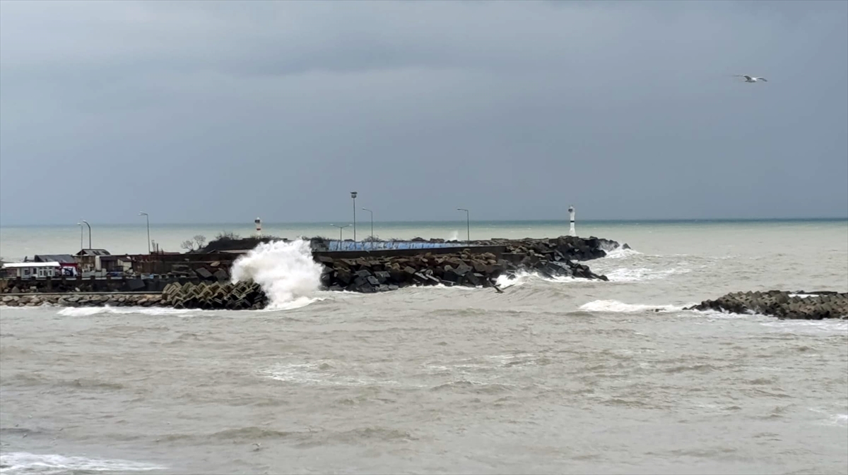 DÜZCE (AA) – Düzce'nin Akçakoca ilçesinde kuvvetli rüzgar nedeniyle denizde