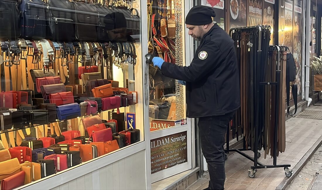 EDİRNE (AA) – Edirne'de 3 iş yerinden para ve cep