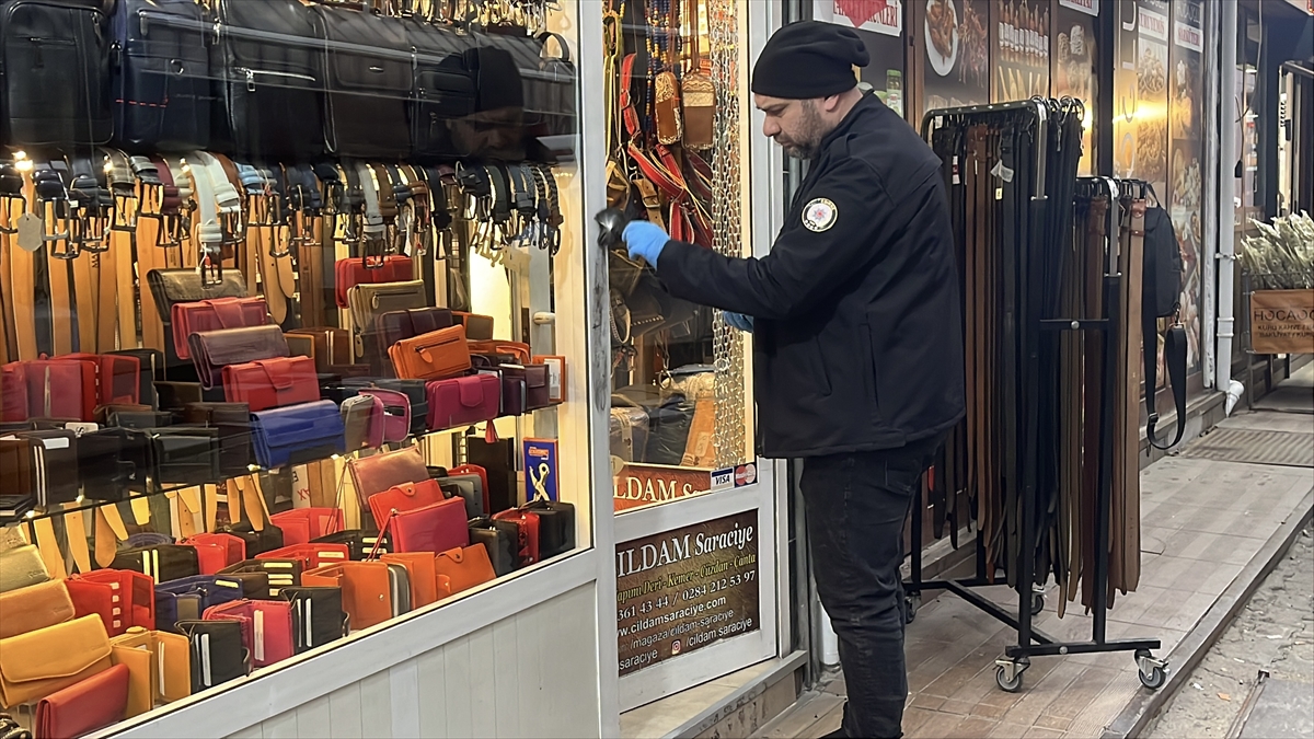 EDİRNE (AA) – Edirne'de 3 iş yerinden para ve cep