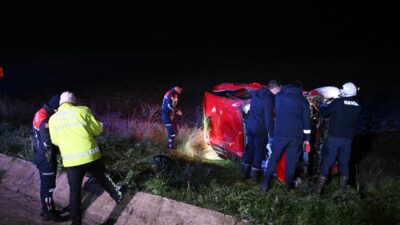 EDİRNE (AA) – Edirne'de otomobilin devrilmesi sonucu 2 kişi yaralandı.