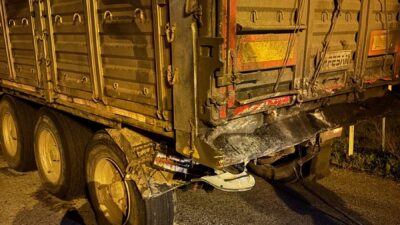 EDİRNE (AA) – Edirne'nin Uzunköprü ilçesinde kamyona arkadan çarpan otomobilin