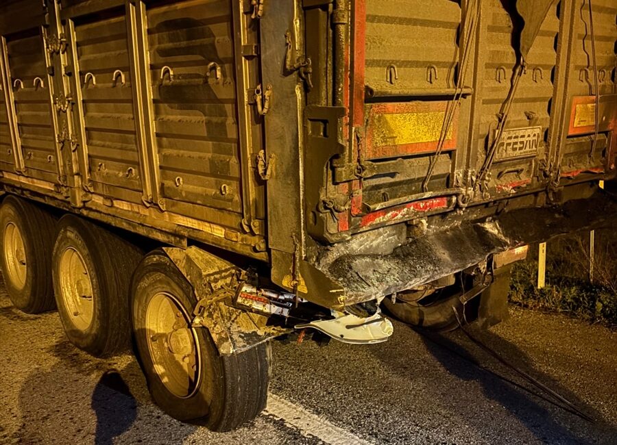 EDİRNE (AA) – Edirne'nin Uzunköprü ilçesinde kamyona arkadan çarpan otomobilin