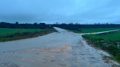 - İskender köyünde su baskını nedeniyle mahsur kalan 3'ü çocuk