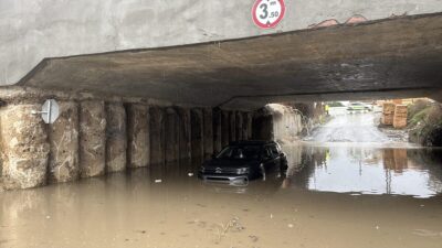 - Bazı bodrum katları su bastı, su biriken alt geçitte