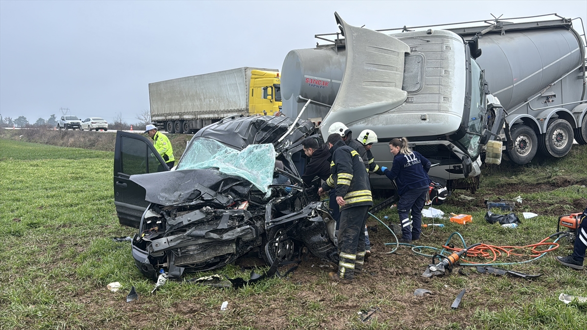 EDİRNE (AA) – Edirne'de hafif ticari araç ile tırın çarpışması