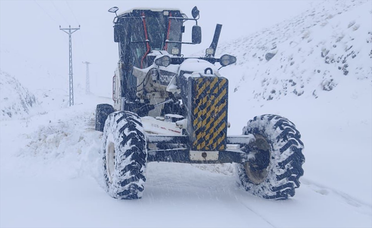 ELAZIĞ (AA) – Elazığ’da kar yağışı dolayısıyla yolu kapanan 495