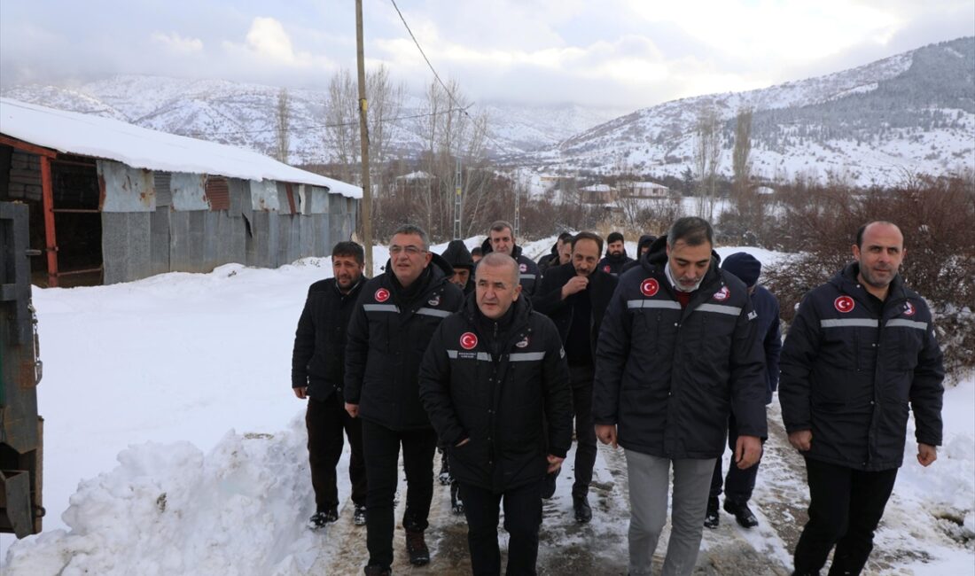 ELAZIĞ (AA) – Elazığ'da kar ve tipi nedeniyle ulaşıma kapanan