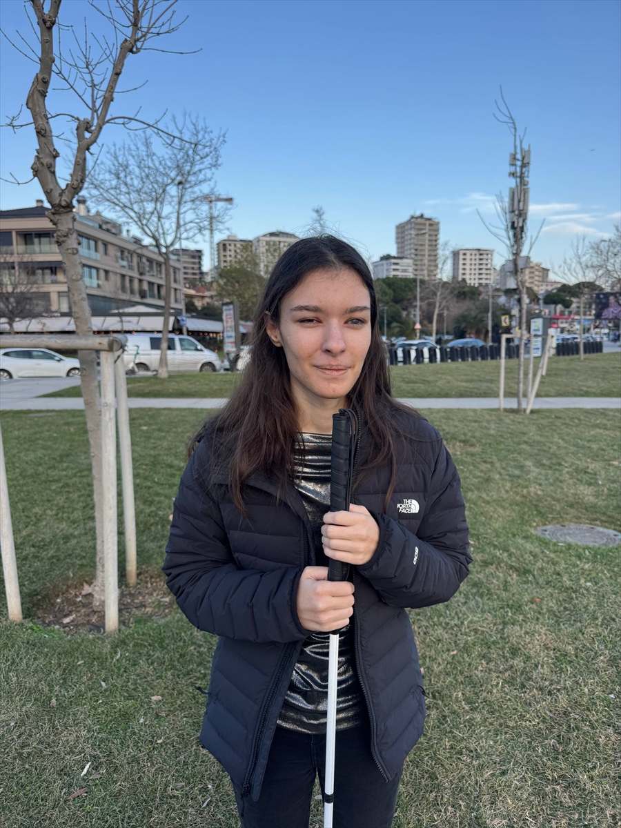 - Eğitimde Görme Engelliler Derneği (EGED) Üyesi Çağla Özgür:
- "İnsanlar,