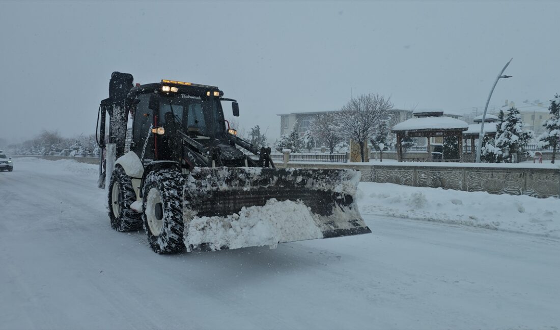 ERZİNCAN (AA) – Erzincan-Gümüşhane kara yolu, yoğun kar yağışı, tipi