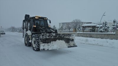 ERZİNCAN (AA) – Erzincan-Gümüşhane kara yolu, yoğun kar yağışı, tipi
