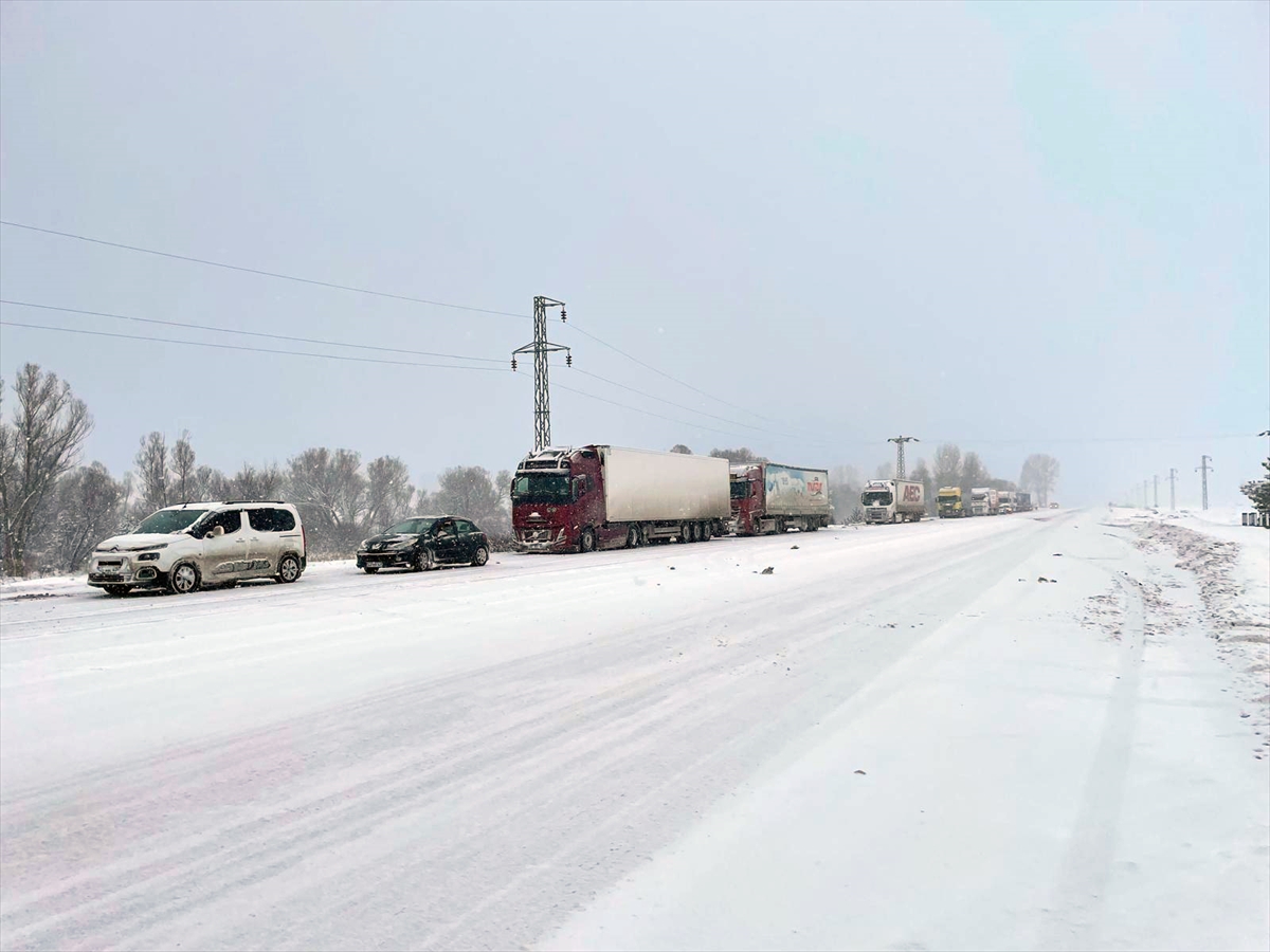 ERZİNCAN (AA) – Erzincan-Sivas kara yolunda yoğun kar nedeniyle ulaşımda