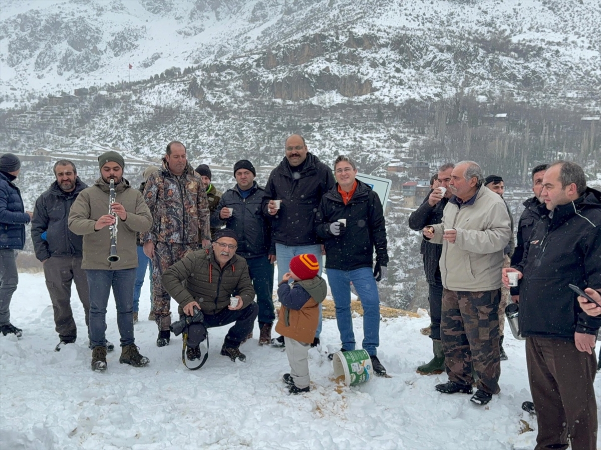 ERZİNCAN (AA) – Erzincan'da, Kemaliye ilçesinin karla kaplı kırsalına yabani