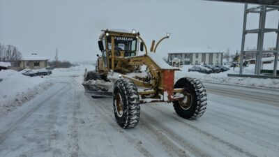 - Erzincan-Sivas ile Erzincan-Gümüşhane kara yolları, ağır tonajlı araçların geçişine