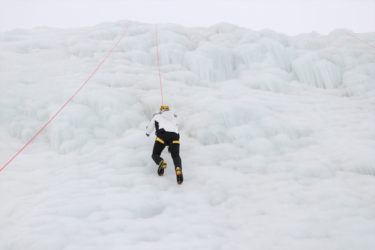 ERZURUM (AA) – Erzurum Valisi Mustafa Çiftçi, Palandöken Kayak Merkezi'nde