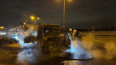 İSTANBUL (AA) – Esenyurt'ta seyir halindeyken yangın çıkan minibüs kullanılamaz