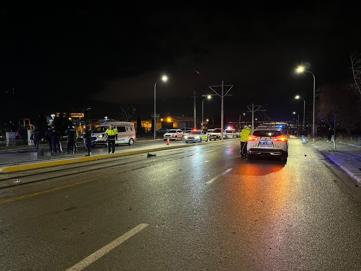 ESKİŞEHİR (AA) – Eskişehir'in Odunpazarı ilçesinde otomobilin çarptığı 3 yaya