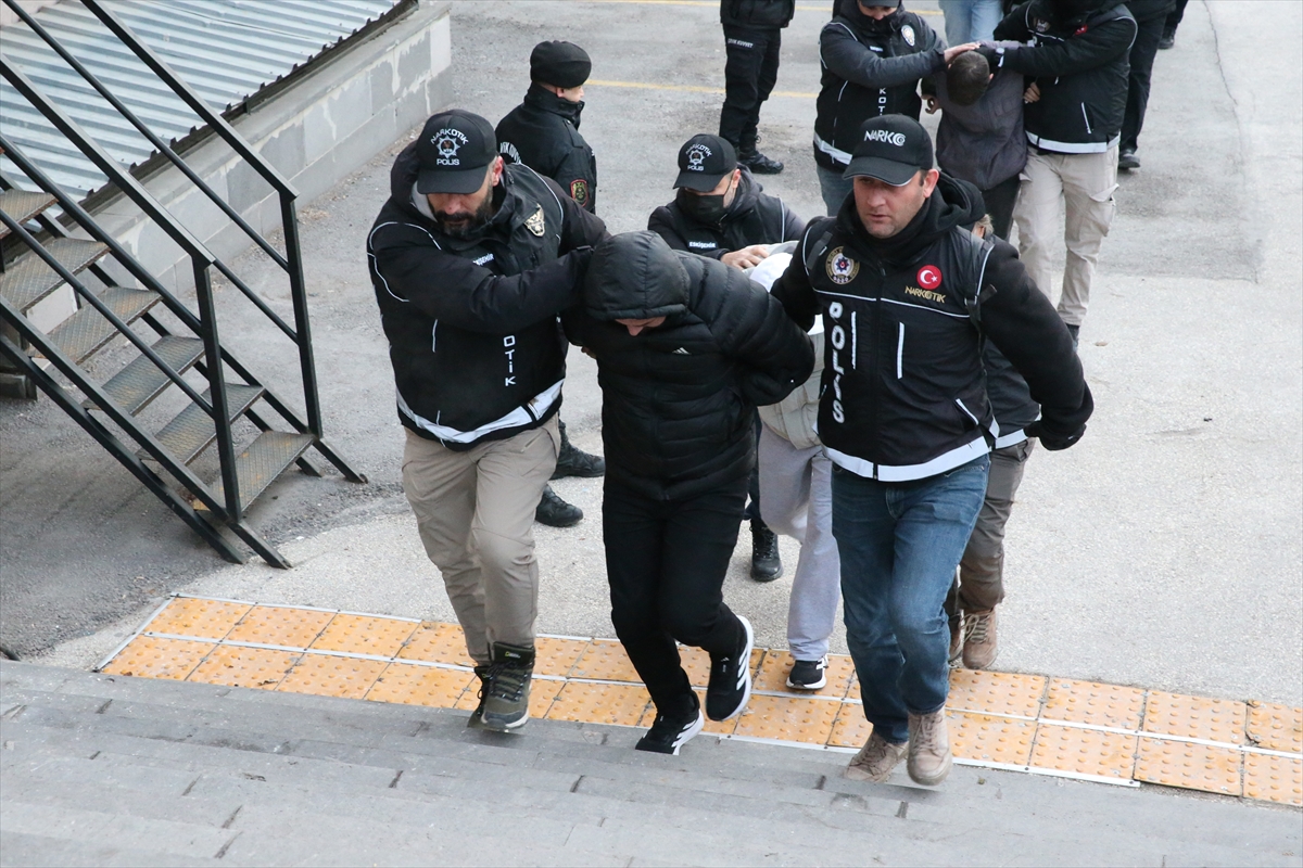 ESKİŞEHİR (AA) – Eskişehir'de uyuşturucu operasyonunda gözaltına alınan 15 şüpheliden