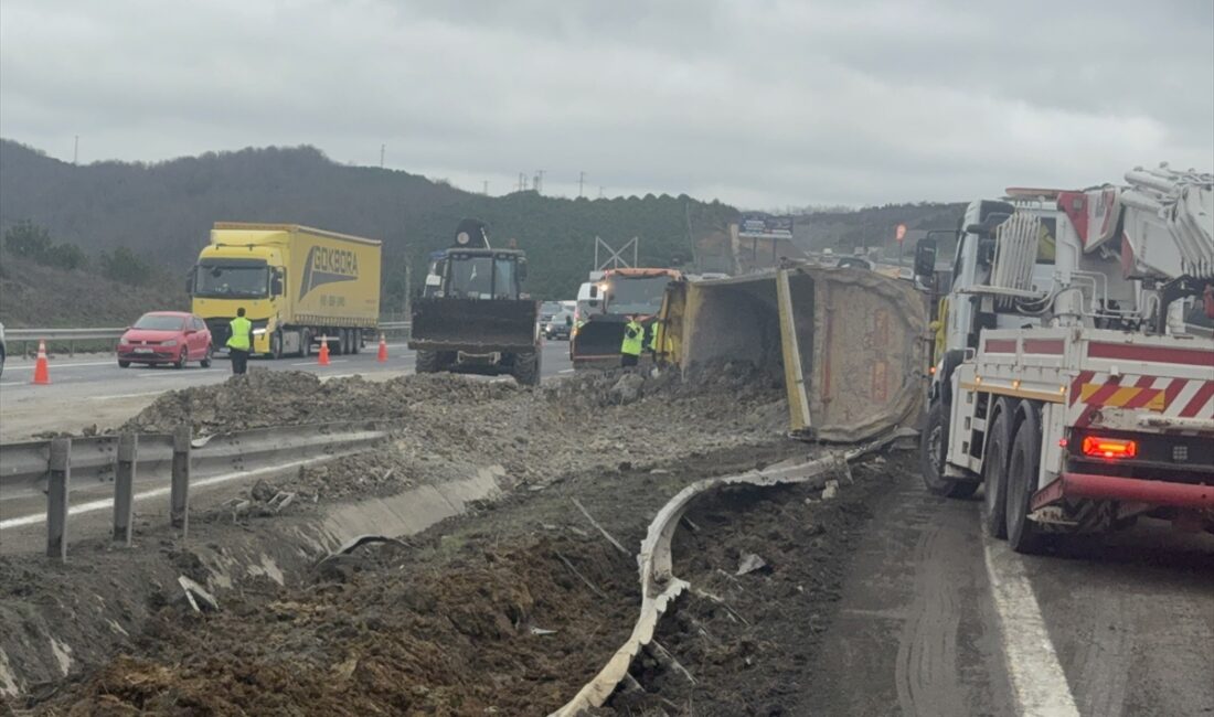 İSTANBUL (AA) – Eyüpsultan'da hafriyat kamyonunun devrilmesi sonucu Kuzey Marmara