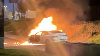 İSTANBUL (AA) – Eyüpsultan'da, otomobilde çıkan yangın hasara neden oldu.