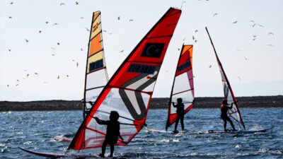 - Yılın büyük bölümünde elverişli rüzgar koşullarına sahip olan İzmir'in
