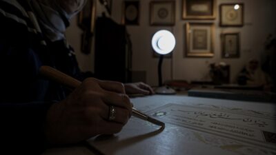 - Bir gazetede gördüğü haber üzerine gittiği nakkaşhanede iki yıl