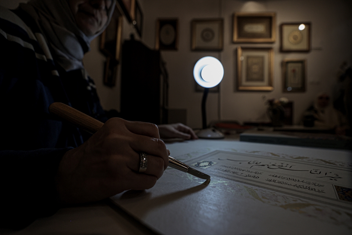 - Bir gazetede gördüğü haber üzerine gittiği nakkaşhanede iki yıl