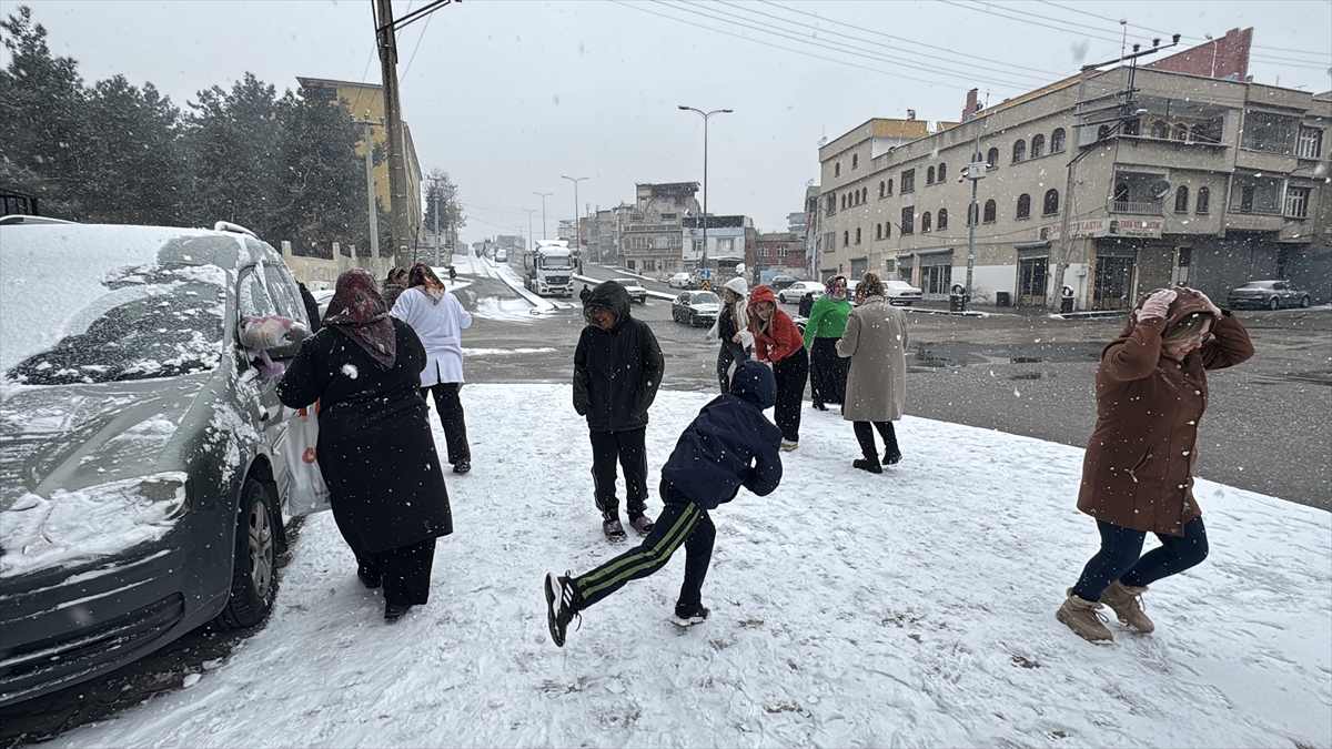 GAZİANTEP (AA) – Gaziantep'te öğle saatlerinden itibaren kar yağışı etkisini