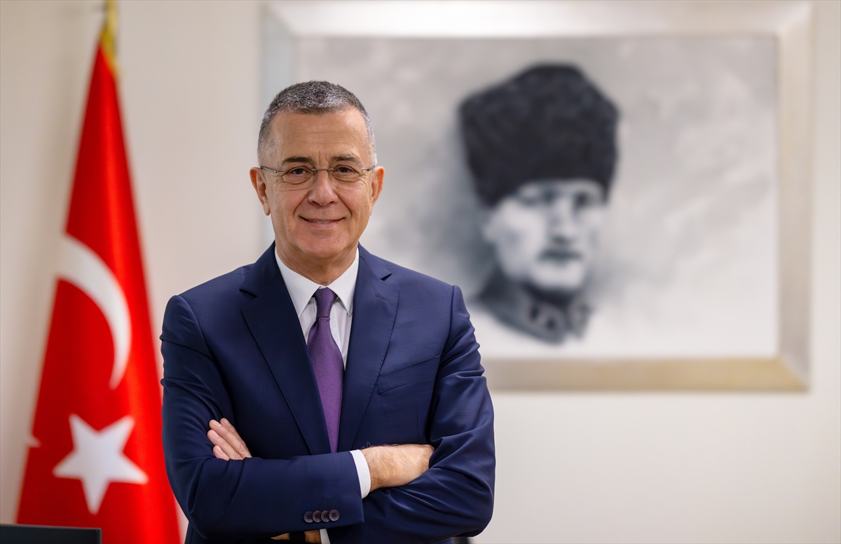 - Yeditepe Üniversitesi Rektörü Prof. Dr. Mehmet Durman:
- "Gençler için