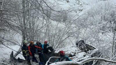 GİRESUN (AA) – Giresun'un Piraziz ilçesinde otomobilin uçuruma yuvarlandığı kazada