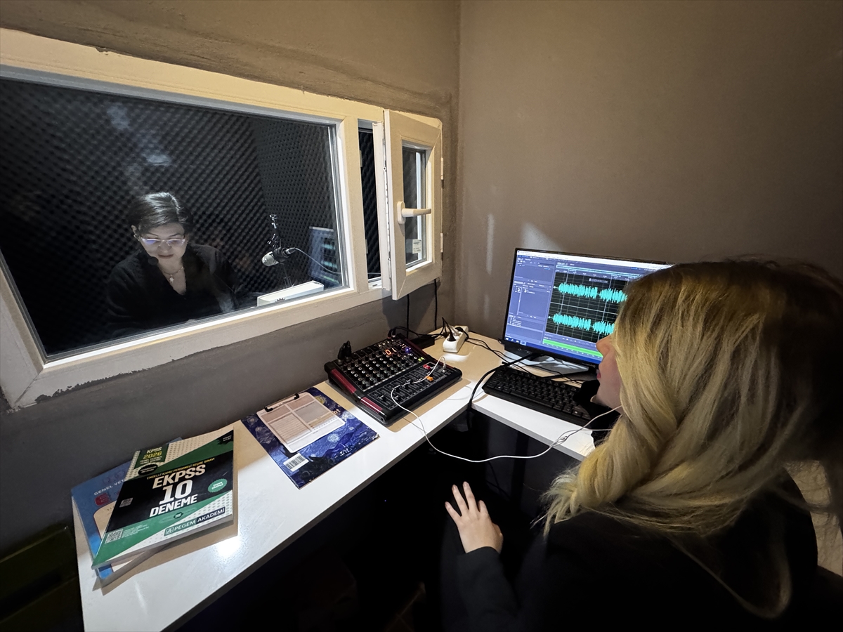 - Antalya'da ses kayıt stüdyosuna giren gönüllüler, görme engellilere yönelik