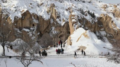 - Nevşehir'de kayadan oyma kilise, manastır ve şapellerin yanı sıra