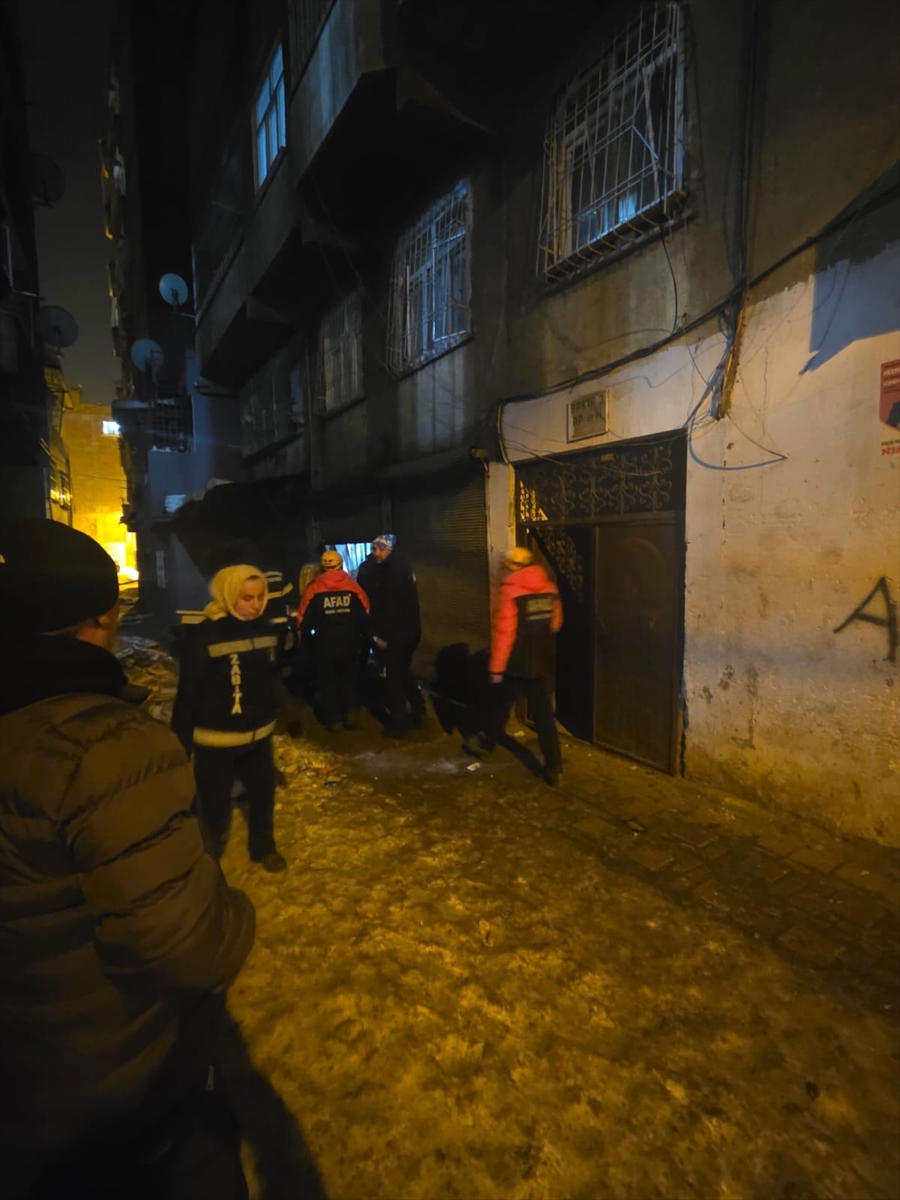 - Diyarbakır Valiliği:
- "Binalardan toplam 83 kişinin tahliyesi gerçekleştirilmiştir. Bölge