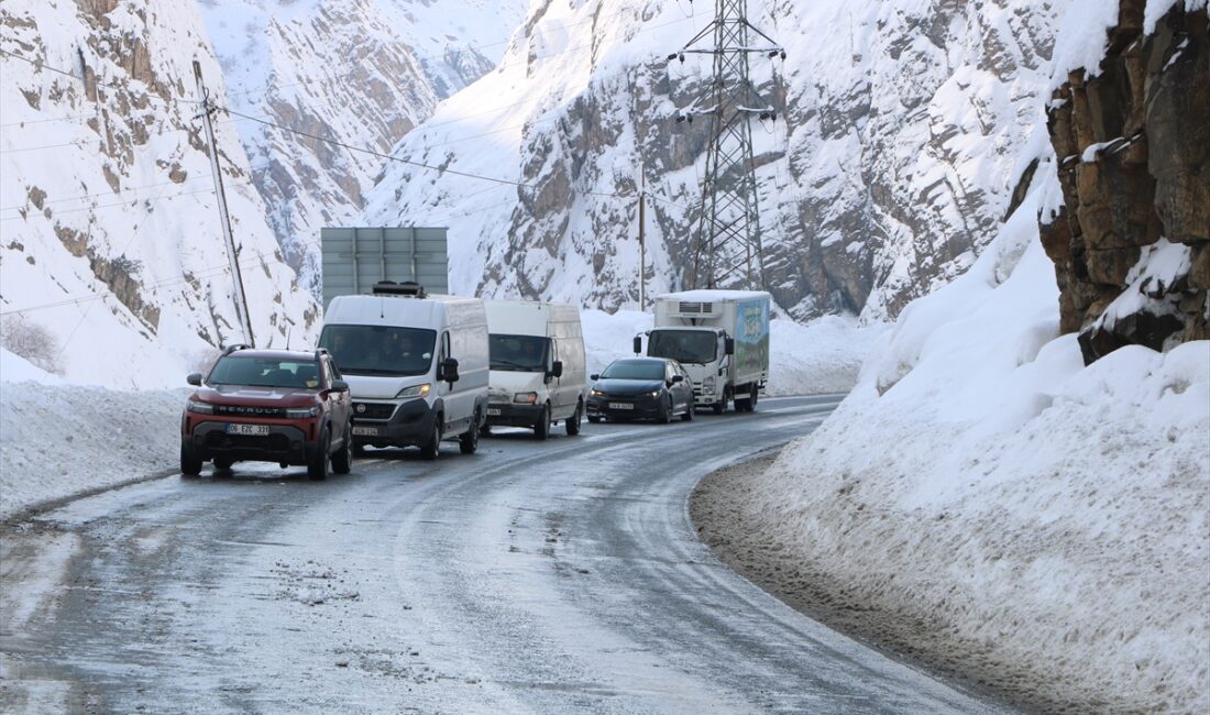HAKKARİ (AA) – Hakkari-Van kara yolunda düşen çığlar, ekiplerce temizlendi.