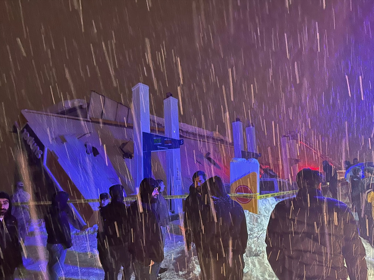 HAKKARİ (AA) – Hakkari'nin Derecik ilçesinde yoğun kar nedeniyle çöken