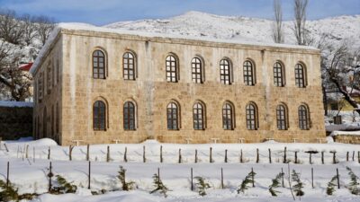 HAKKARİ (AA) – Hakkari'nin Şemdinli ilçesinde etkili olan kar yağışıyla